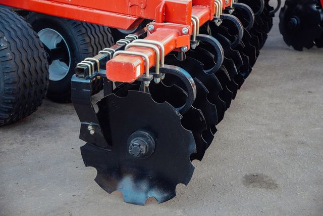 Agricultural disc harrow